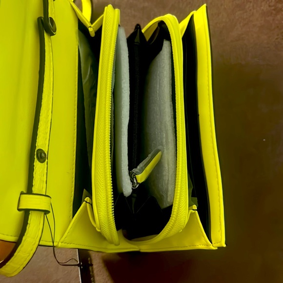 Simply Vera Vera Wang, yellow handbag signature mini crossbody. New! With tags! - Picture 3 of 5